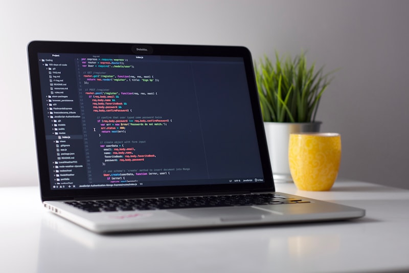Desarrollo web moderno con código en pantalla