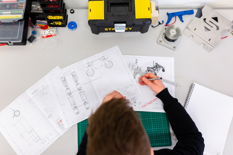 Ingeniero de software trabajando en arquitectura de sistemas